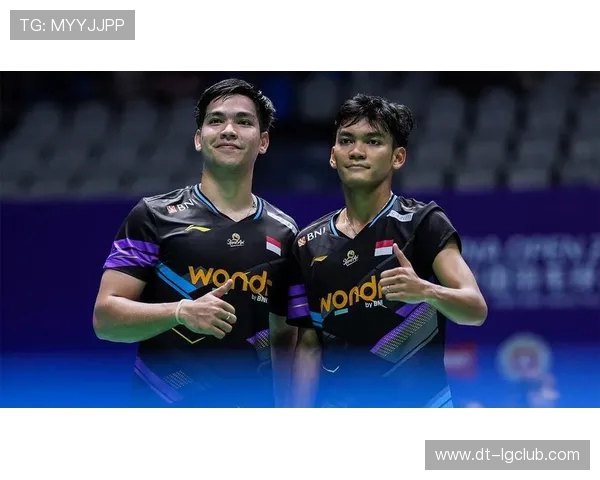 印尼男双选手挑战极限跳舞足球 展现炫技与团队默契